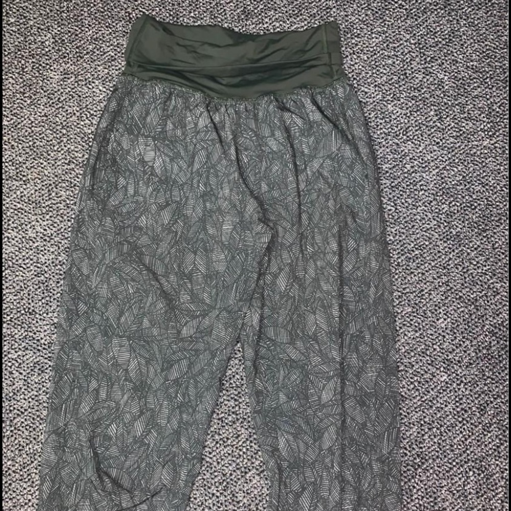 Lululemon cropped joggers size 4 (no trade)
